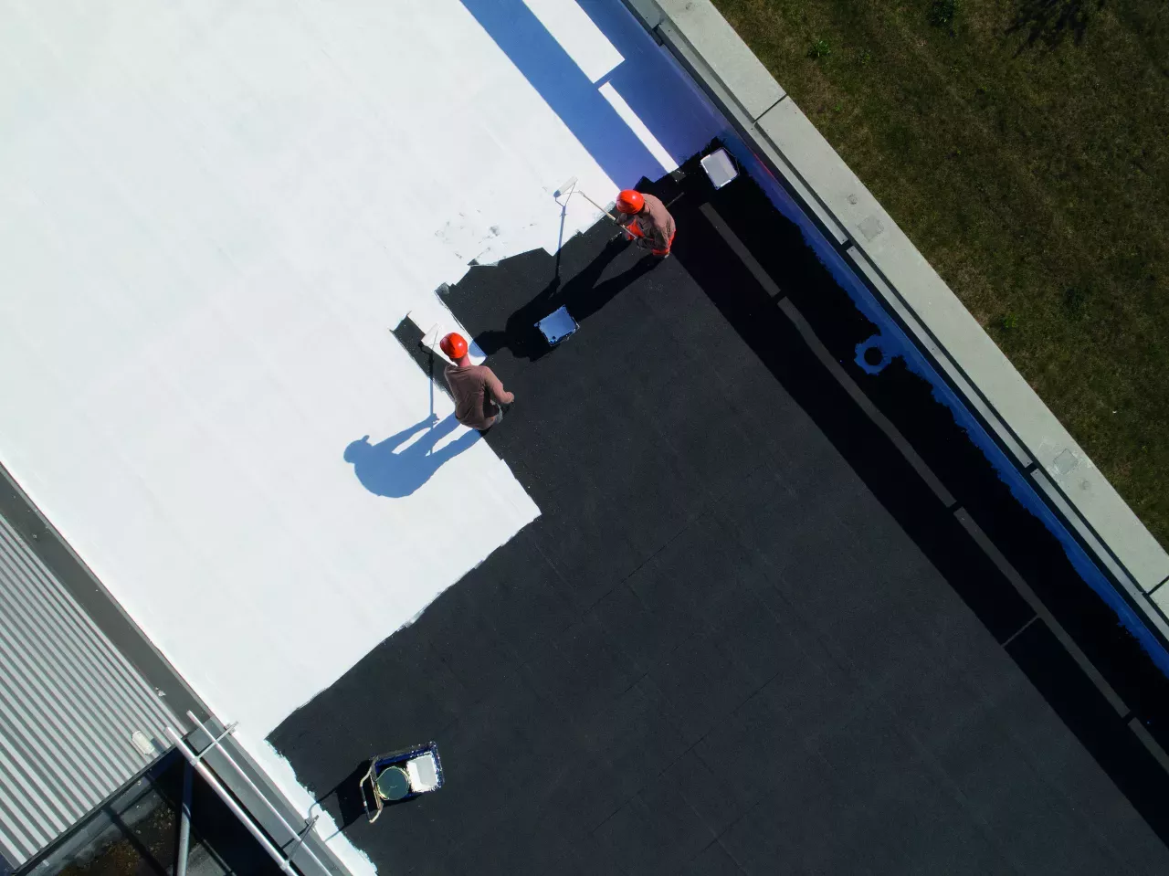 axiroof-peinture-blanche-a-l-eau-pour-les-toits-des-batiments