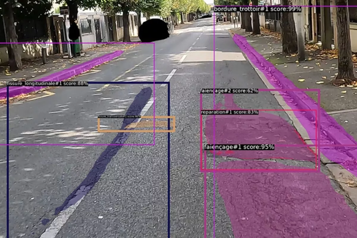 Analyse automatisée d’une chaussée urbaine par intelligence artificielle, avec identification des fissures, du faïençage, des réparations et des bordures de trottoir.
