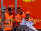 Série d’images illustrant des chantiers routiers (pose et réparation d’enrobé, compactage, interventions en tranchée) et équipes en tenue haute visibilité dans des environnements variés (urbain, campagne, montagne, désert).