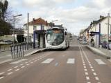 Corridor bus urbain à haut niveau de service, doté d’un site propre central, d’une signalisation renforcée et d’arrêts aménagés pour assurer fluidité, sécurité et régularité des déplacements.