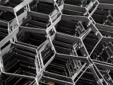Structure métallique modulaire en forme d’alvéoles hexagonales, offrant résistance et légèreté pour applications industrielles.