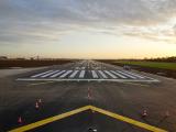Piste 3 de l'aéroport Paris-Orly : Piste entièrement réhabilitée et remise en service au lever du jour, marquages neufs et balisage lumineux alignés pour une sécurité et une lisibilité optimales.
