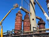 Démantèlement industriel en hauteur, nacelle et grue coordonnées pour dépose de conduits sur colonnes métalliques, interventions sécurisées sur site process à l’arrêt.