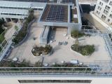 Construction groupe scolaire et crèche à Antony : Vue aérienne d’un chantier de terrassement et soutènement en zone résidentielle montrant palplanches en place, terrassement en cours, deux pelles à l’œuvre, signalisation et stockage de matériel.