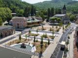Ax les Thermes : Vue aérienne d’un centre-bourg réaménagé, mettant en valeur un espace public paysager moderne, favorisant mobilités douces, convivialité et intégration harmonieuse au patrimoine et à l’environnement naturel.