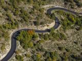 Vallée du Jabron par Colas : Vue aérienne d’une route sinueuse récemment revêtue traversant un paysage rocheux et boisé, illustrant maîtrise topographique, qualité d’ouvrages routiers et intégration paysagère.