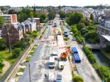 Réfection du réseau AEP - Boulevard Mayot d'Inville par Colas : Vue aérienne opérationnelle d’un chantier de réaménagement urbain avec terrassements, engins et regroupement de canalisations bleues le long d’une voie centrale, illustrant coordination des travaux, gestion des réseaux et intégration au tissu urbain.