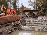Collaborateurs Colas à côté d'une rivière qui vient d'être réaménagée