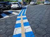 Parking avec des dalles Purple certaines bleues et blanches pour faire un chemin