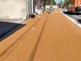 enrobé clair sur un trottoir dans un village