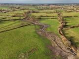 Vue aérienne des travaux de restauration de cours d'eau dans le Pays Fléchois en Sarthe par Colas