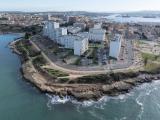 Vue aérienne du littoral de Port-de-Bouc et du quartier résidentiel en bord de mer.