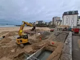 Réaménagement du front de mer de Saint-Malo avec une pelle