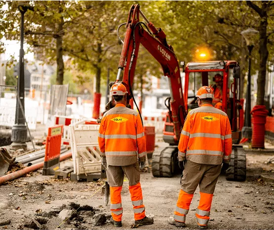 Collaborateur de dos sur le chantier de tramway de Liège