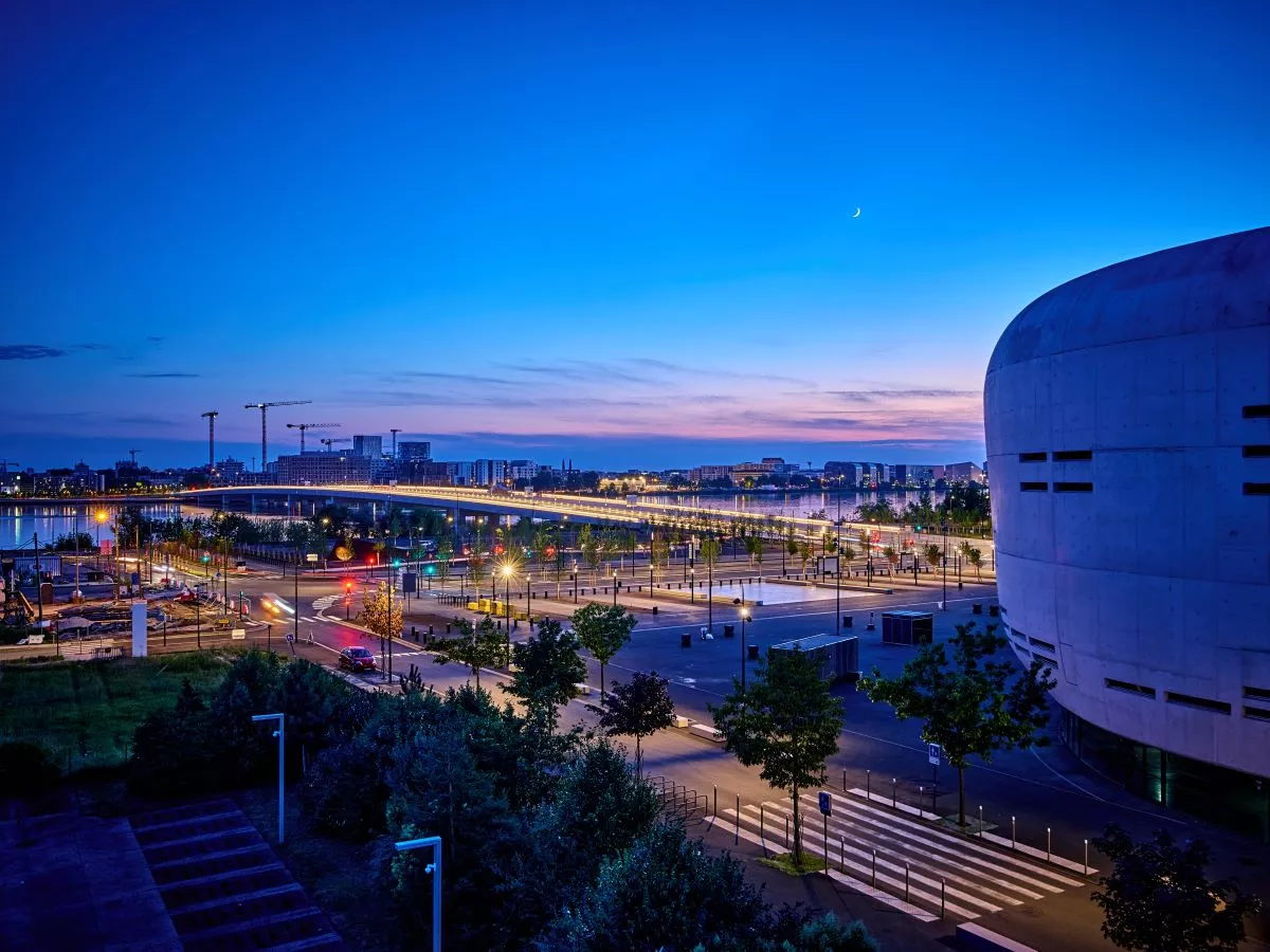 Construction of the Simone Veil bridge in asphalt in Bordeaux by Colas