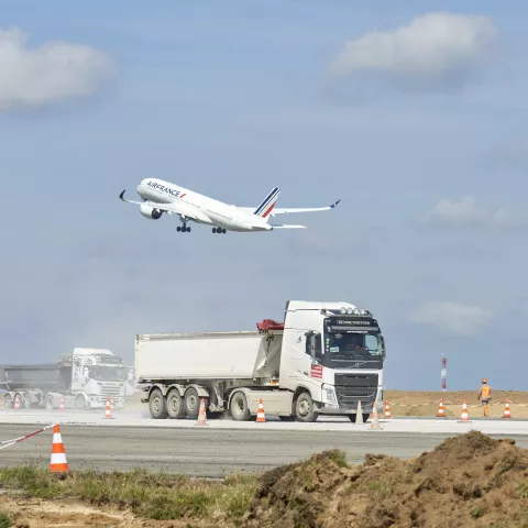 Illustration of Rénovation de la piste d’aéroport de Paris-CDG : un chantier de précision signé Colas