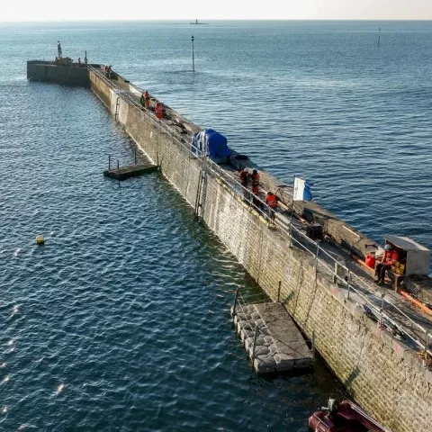 Illustration of À Ploemeur, un chantier pour renforcer la digue de Lomener et protéger le littoral
