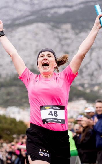 Collaboratrice Colas qui crie avec un teeshirt rose